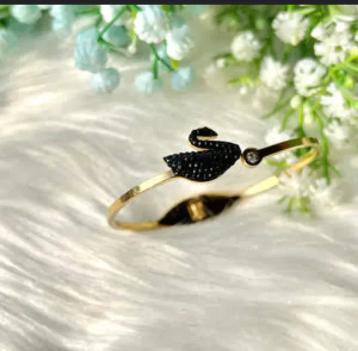 Single Swan Bracelet (Gold)